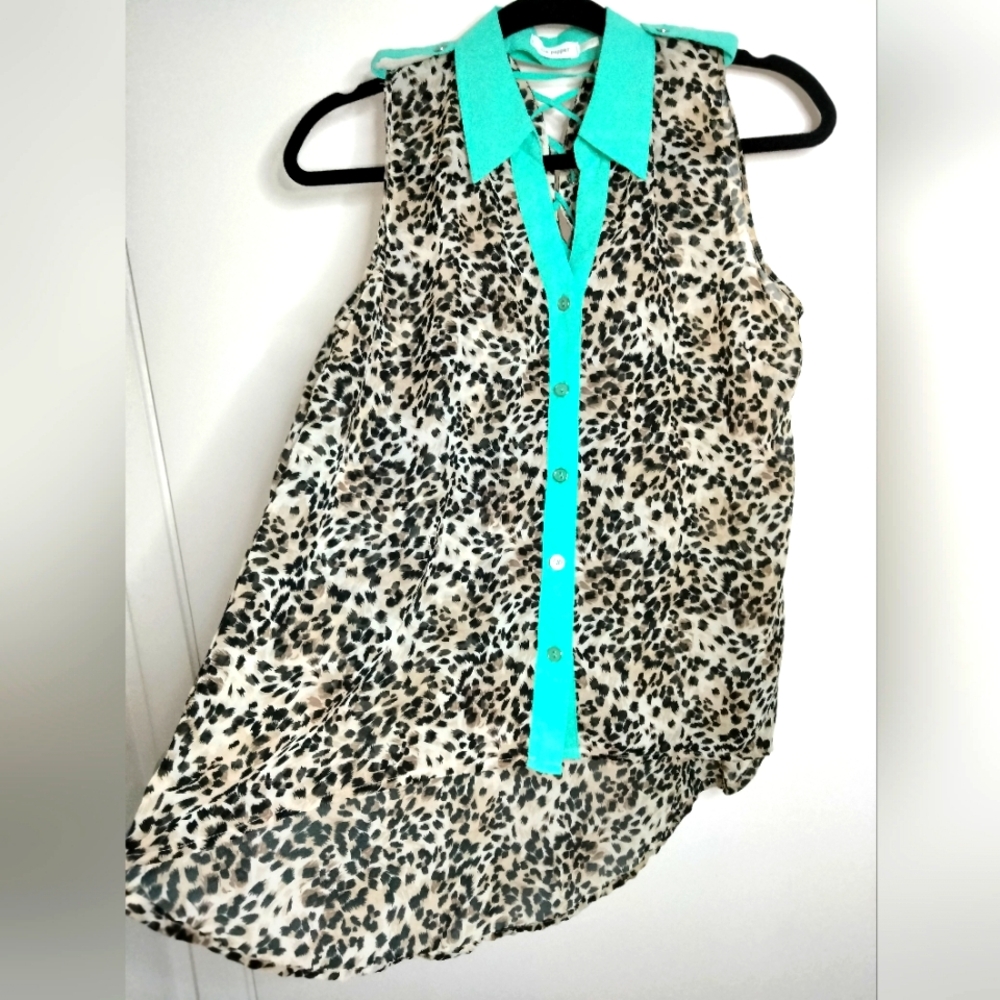 Blue Pepper (Size L) Multicolor Animal Print Accent Collar Button Sleeveless Top